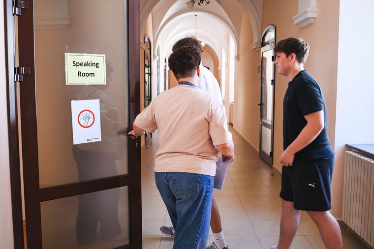 Вхід до Speaking Room в день іспиту